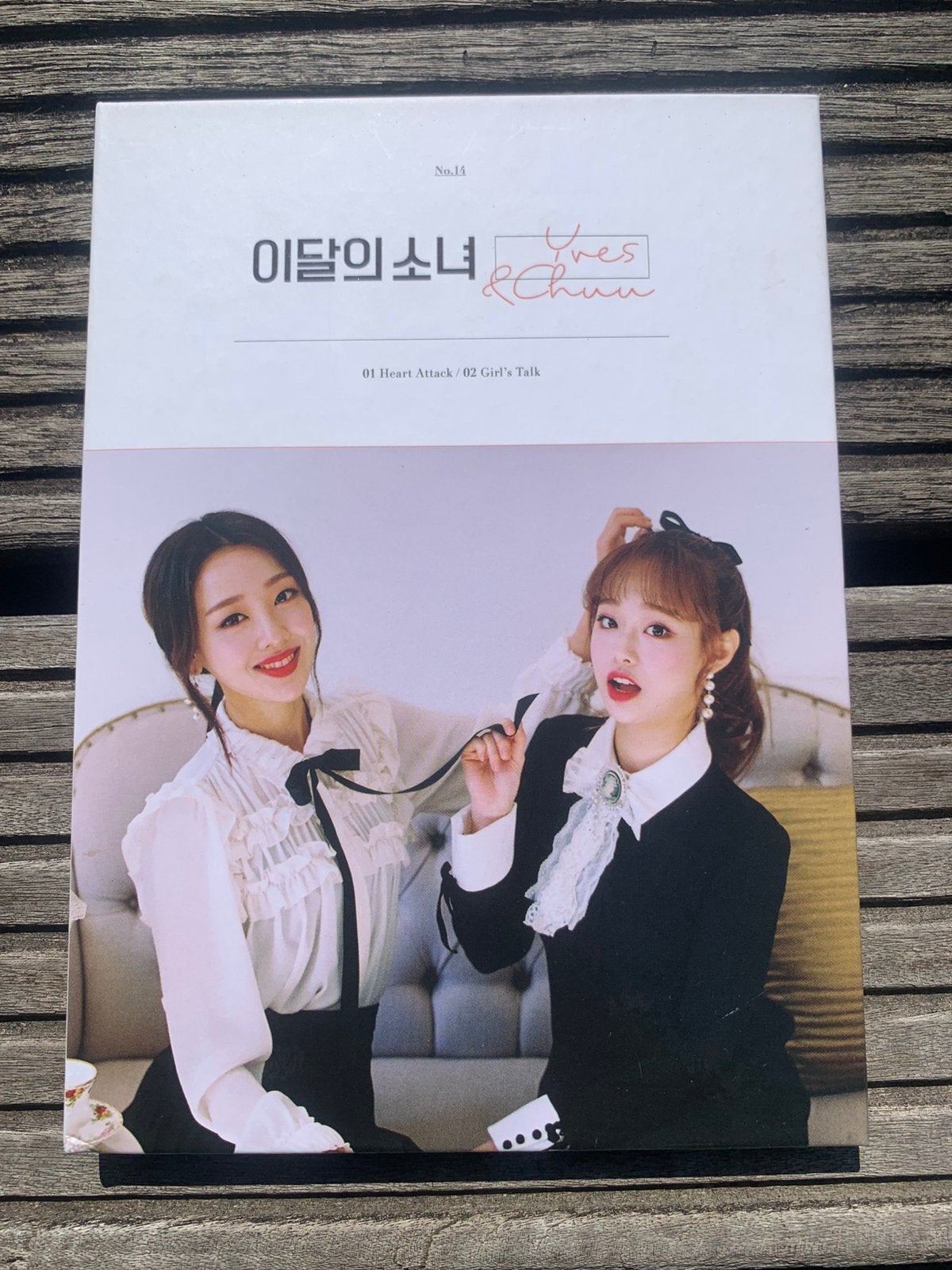 Loona k-pop yves & chuu artms album zeldzaam boek & cd nieuw, Alle leeftijden, Ophalen of Verzenden, Zo goed als nieuw