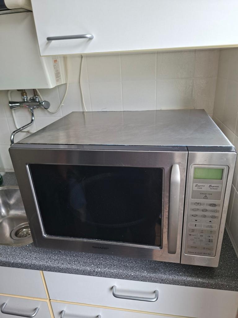 Sharp Combimagnetron - Gebruikt maar functioneel, Witgoed en Apparatuur, Magnetrons, Gebruikt, Vrijstaand, Combimagnetron, 45 tot 60 cm
