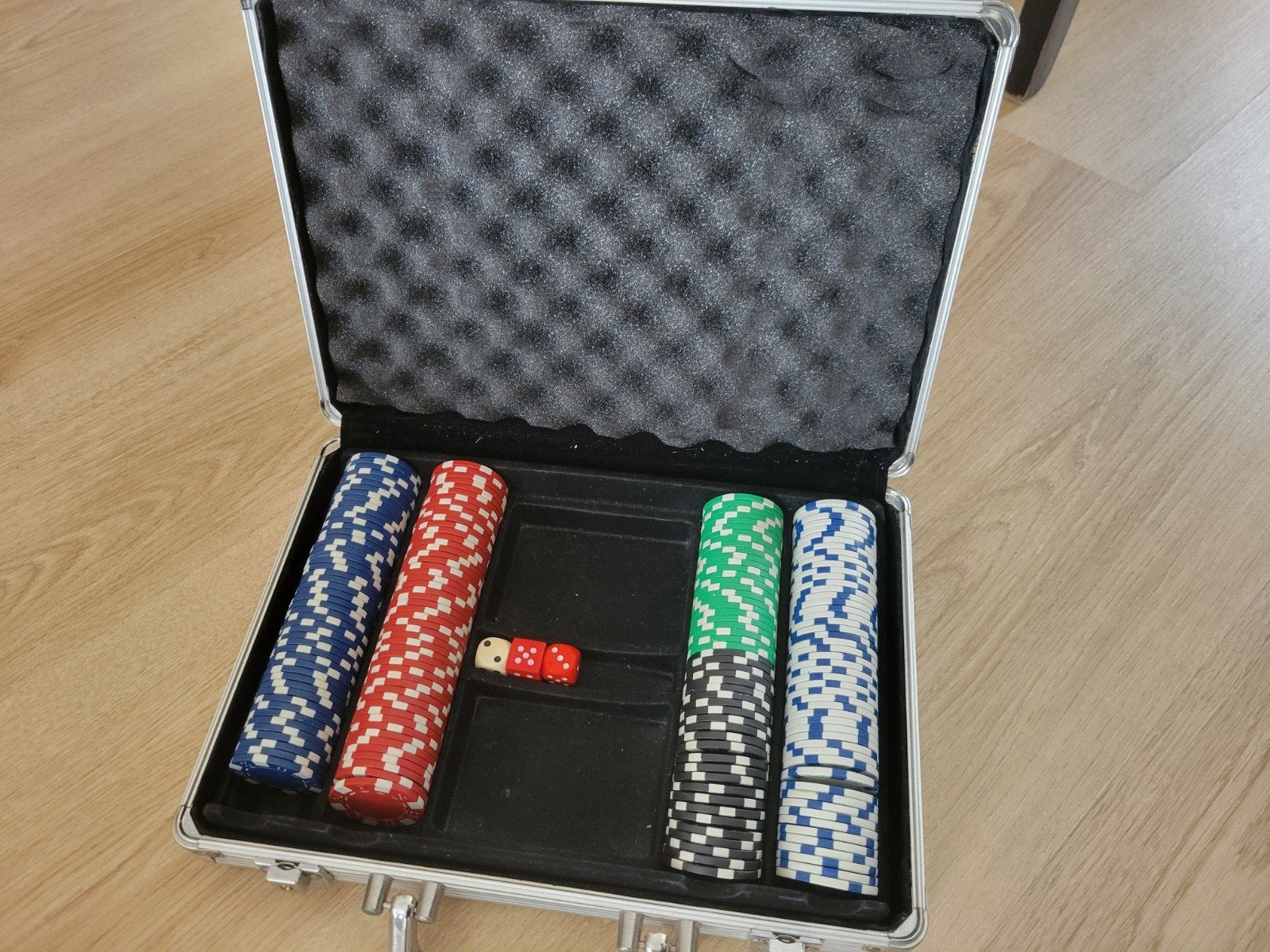 Coole pokerset in mooie kist (excl. kaarten), Vijf spelers of meer, Ophalen of Verzenden, Gebruikt