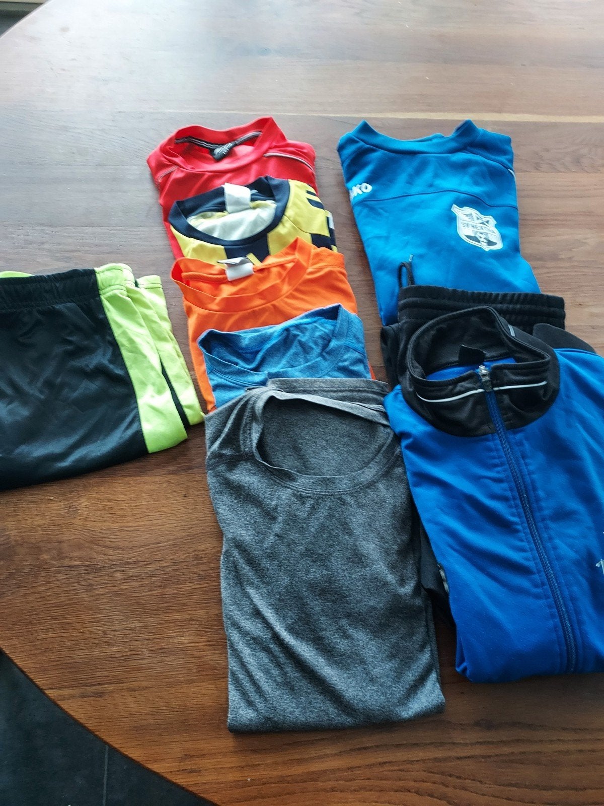Sportkleding pakket: T-shirts, sportbroek, trainingspak, Meerkleurig, Overige typen, Ophalen of Verzenden, Gedragen