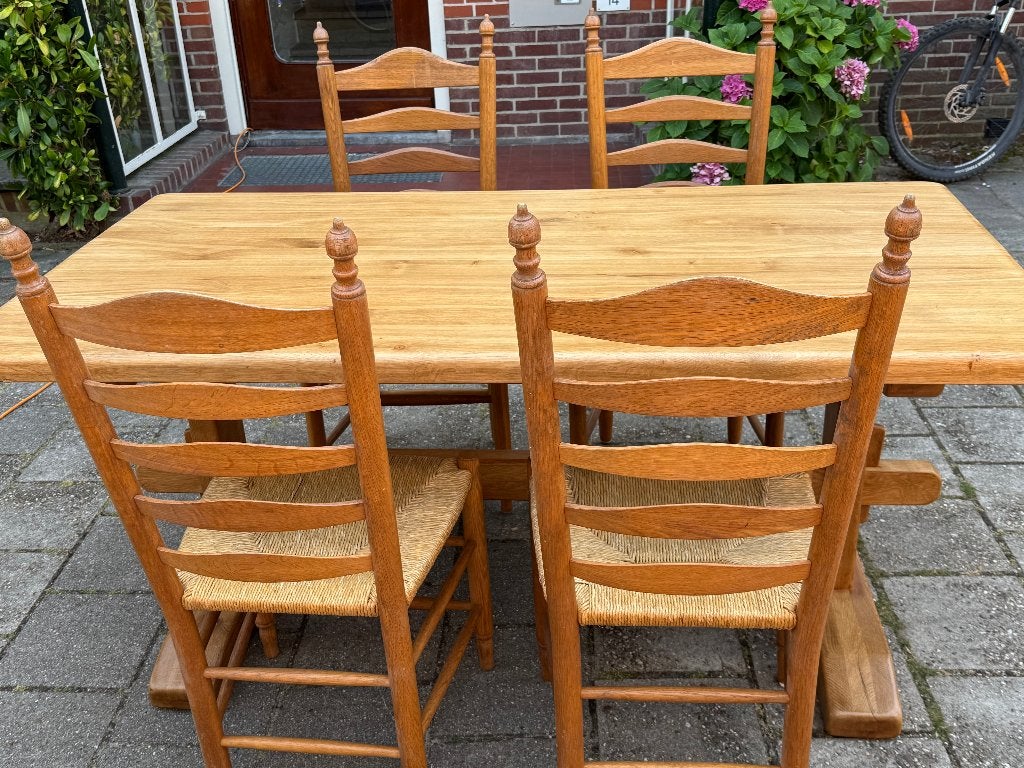 Massief eiken tafel met 4 knopstoelen, biezen zitting, Ophalen, Gebruikt, Eikenhout, 50 tot 100 cm