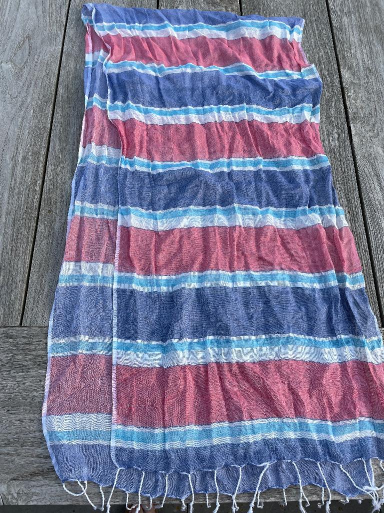 Rood wit blauw gestreepte sjaal, Kleding | Dames, Mutsen, Sjaals en Handschoenen, Ophalen of Verzenden, Zo goed als nieuw, Maat 46/48 (XL) of groter