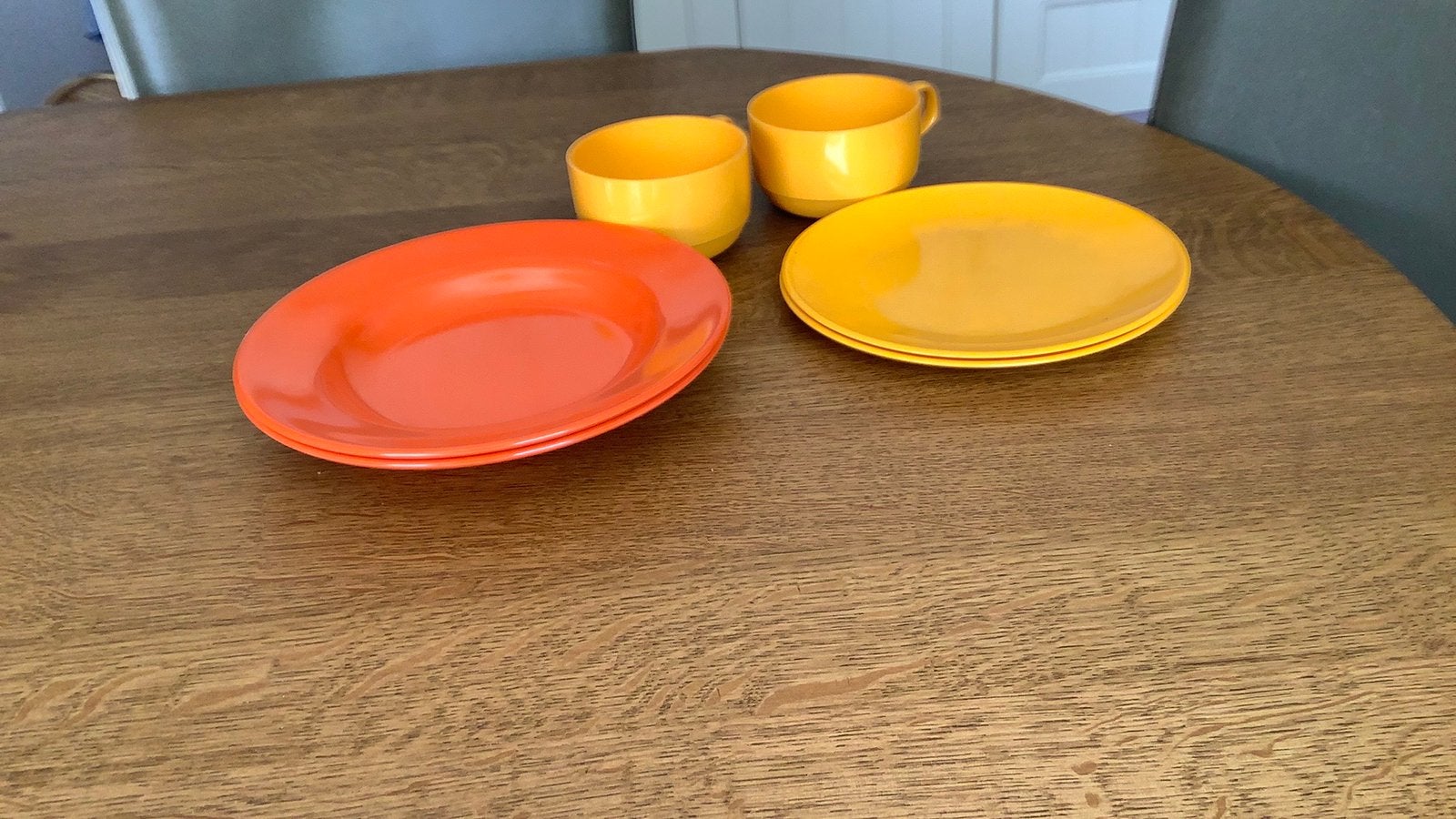 2 platte/2 diepe borden 2 soepkommen oranje en geel, Ophalen, Gebruikt, Campingmeubel-accessoire
