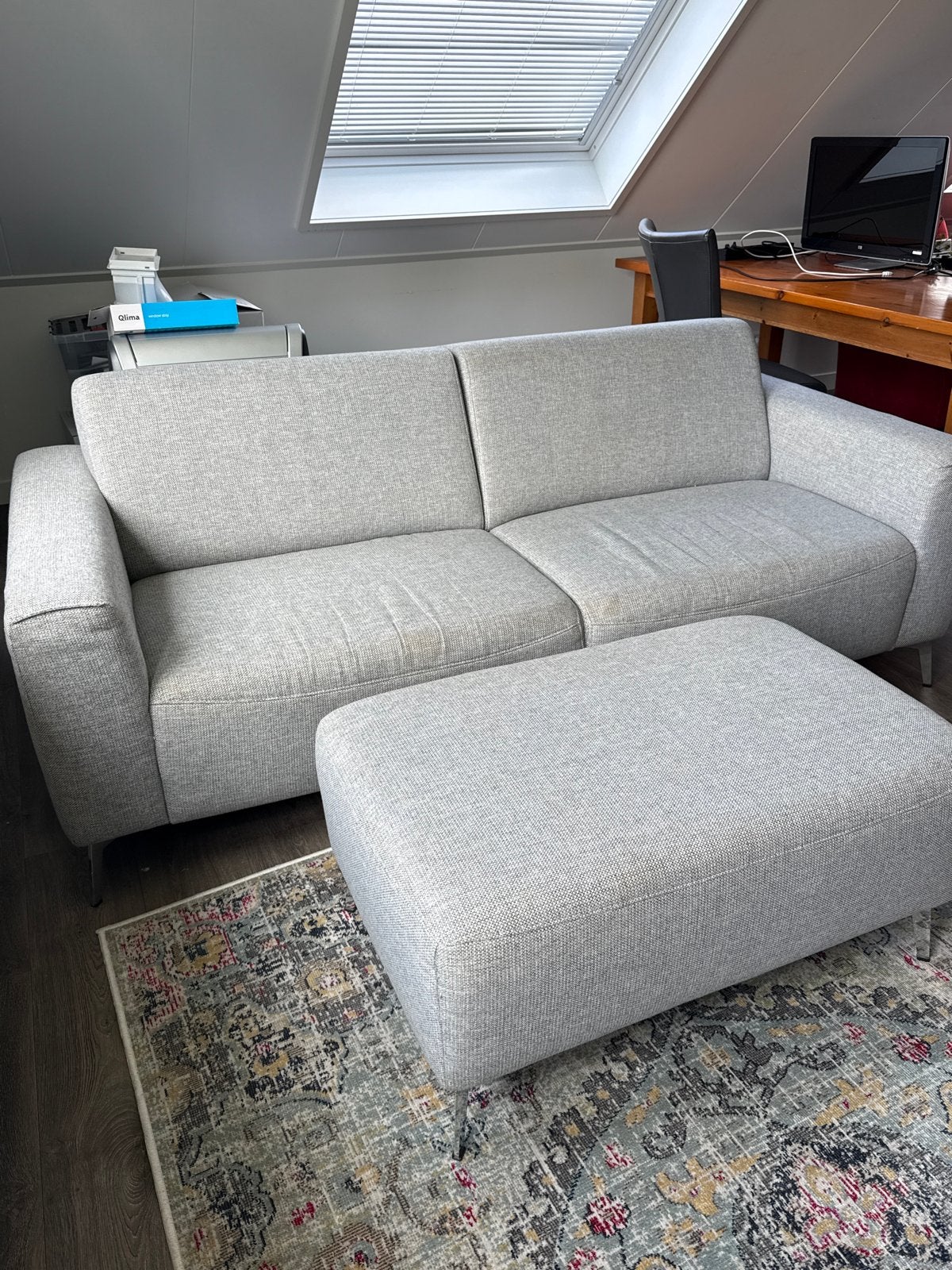 Comfortabele grijze tweezitsbank met poef, Ophalen, Tweepersoons, 75 tot 100 cm, Zo goed als nieuw