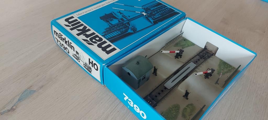 Märklin mechanische overweg voor M-rails artnr 7390 in ovp, Wisselstroom, Wagon, Ophalen of Verzenden, Zo goed als nieuw