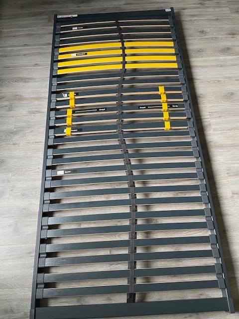 Lattenbodem met bijbehorend matras, Ophalen, 90 cm, Eenpersoons, Zo goed als nieuw