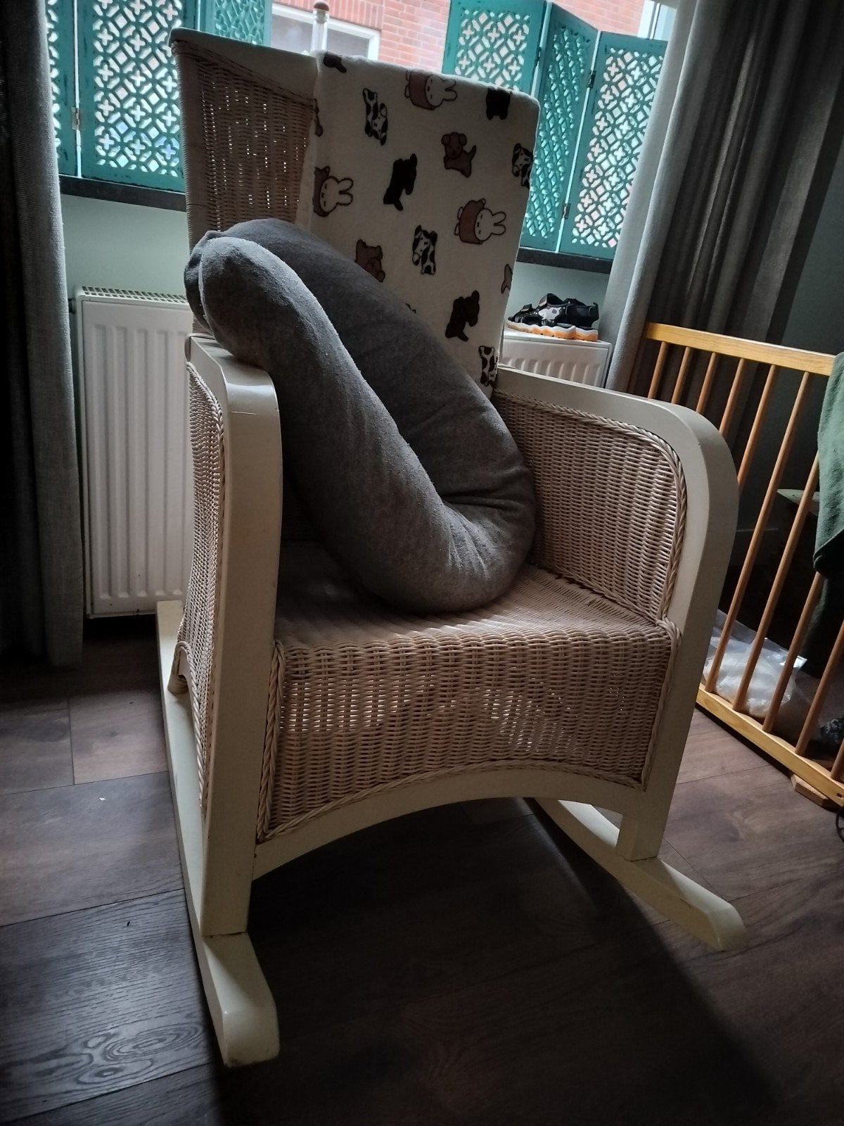 Witte rieten schommelstoel, Huis en Inrichting, Ophalen, Overige materialen, Gebruikt, Wit