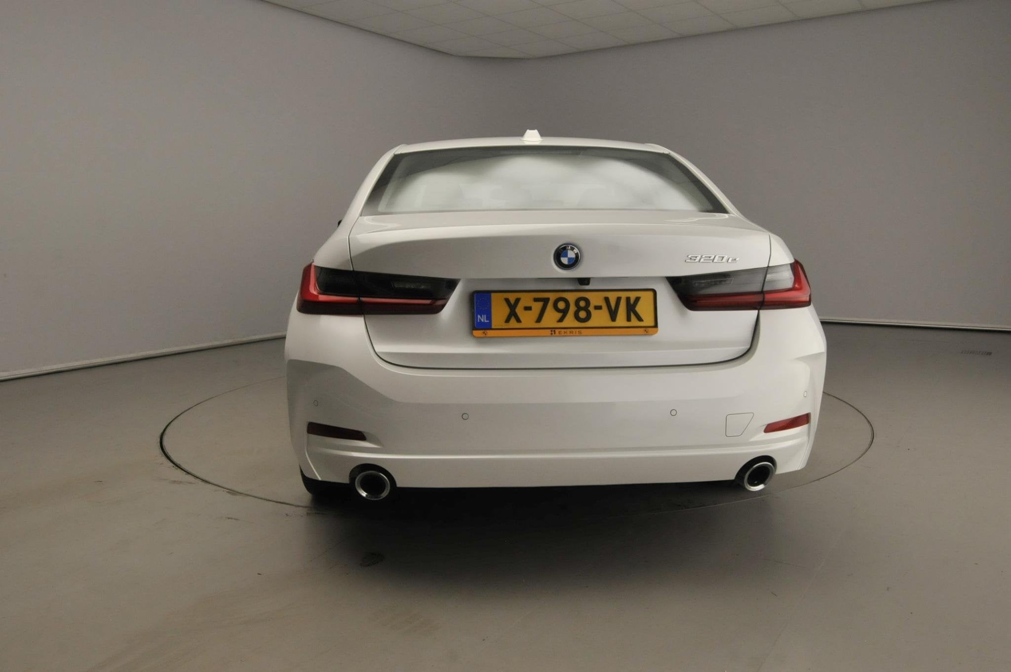 BMW 3 Serie Sedan 320e | LED | Leder | Navigatie | Sportstoe, Achterwielaandrijving, Gebruikt, Euro 6, 4 cilinders