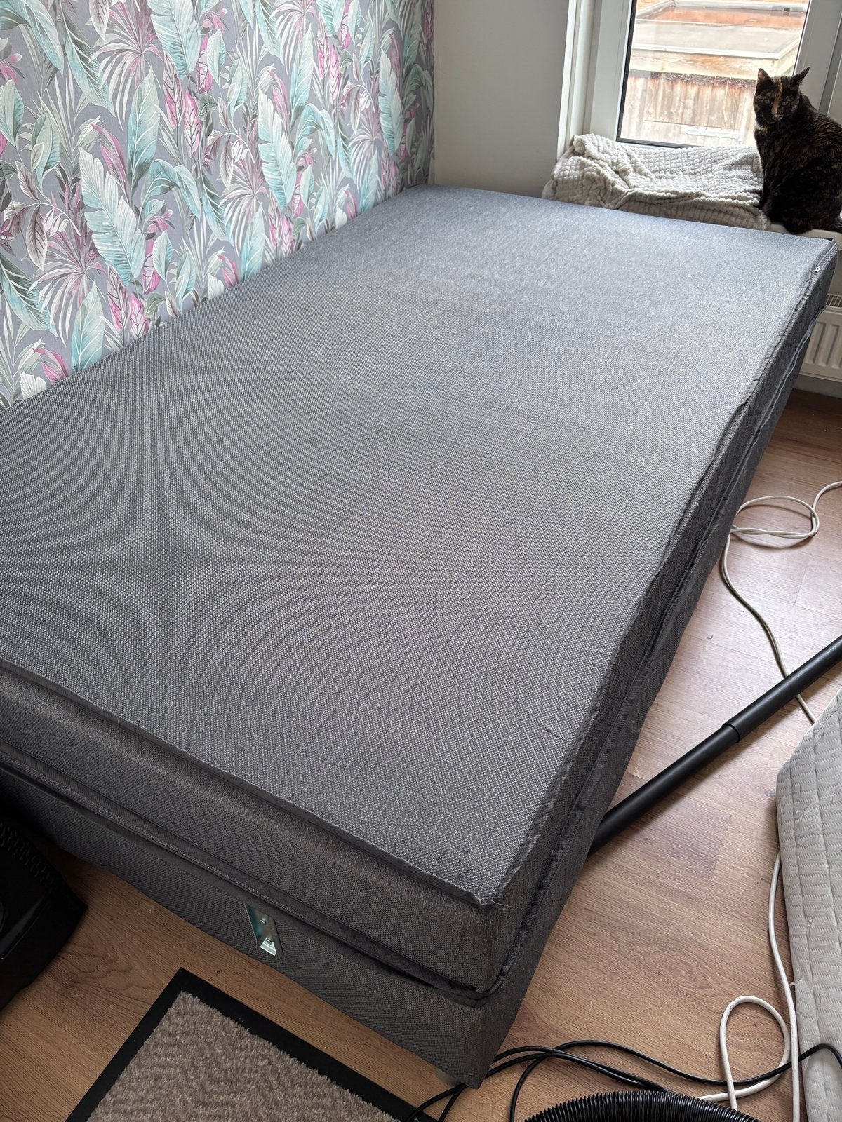 Gratis Nette boxspring met lichte gebruikerssporen, Ophalen, Gebruikt, Donkergrijs, Twijfelaar
