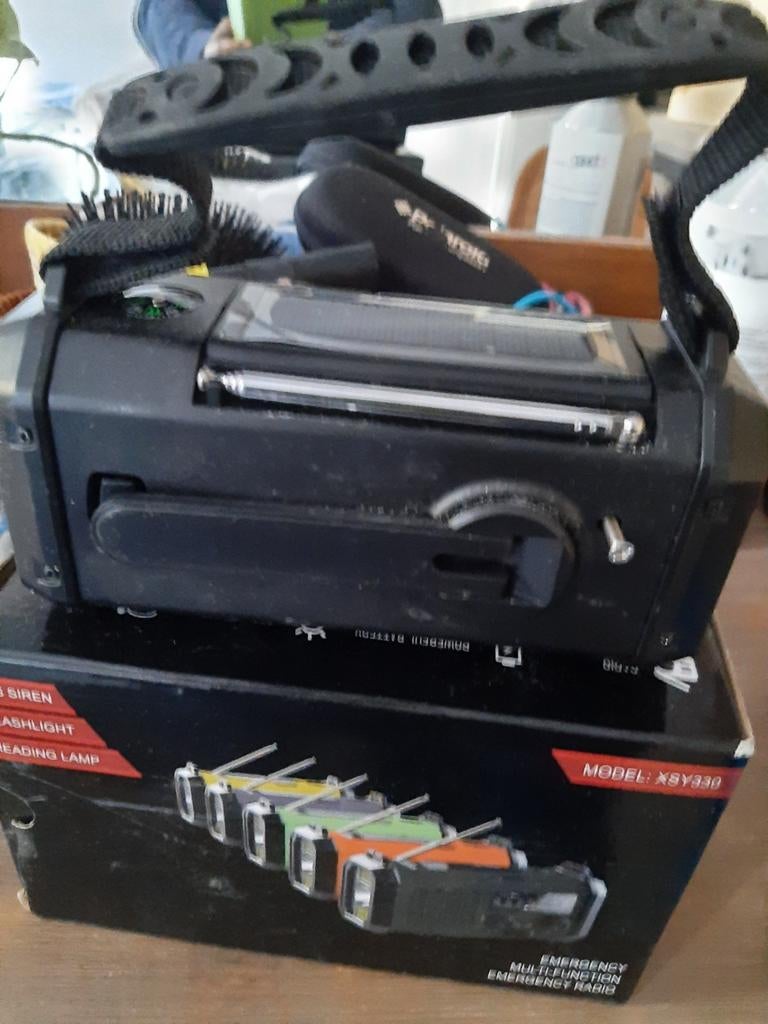 Noodradio met zaklamp, SOS-sirene en zonne-energie nieuw, Ophalen of Verzenden, Nieuw, Zonne-energie