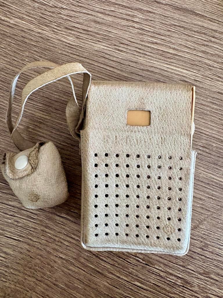 HITACHI TRANSISTOR RADIO MET OORTELEFOON VINTAGE, Ophalen of Verzenden, Gebruikt, Transistorradio