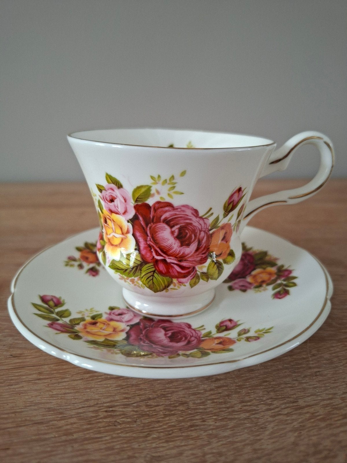 Kop en schotel rose of England, Ophalen of Verzenden, Zo goed als nieuw, Porselein, Kop en/of schotel