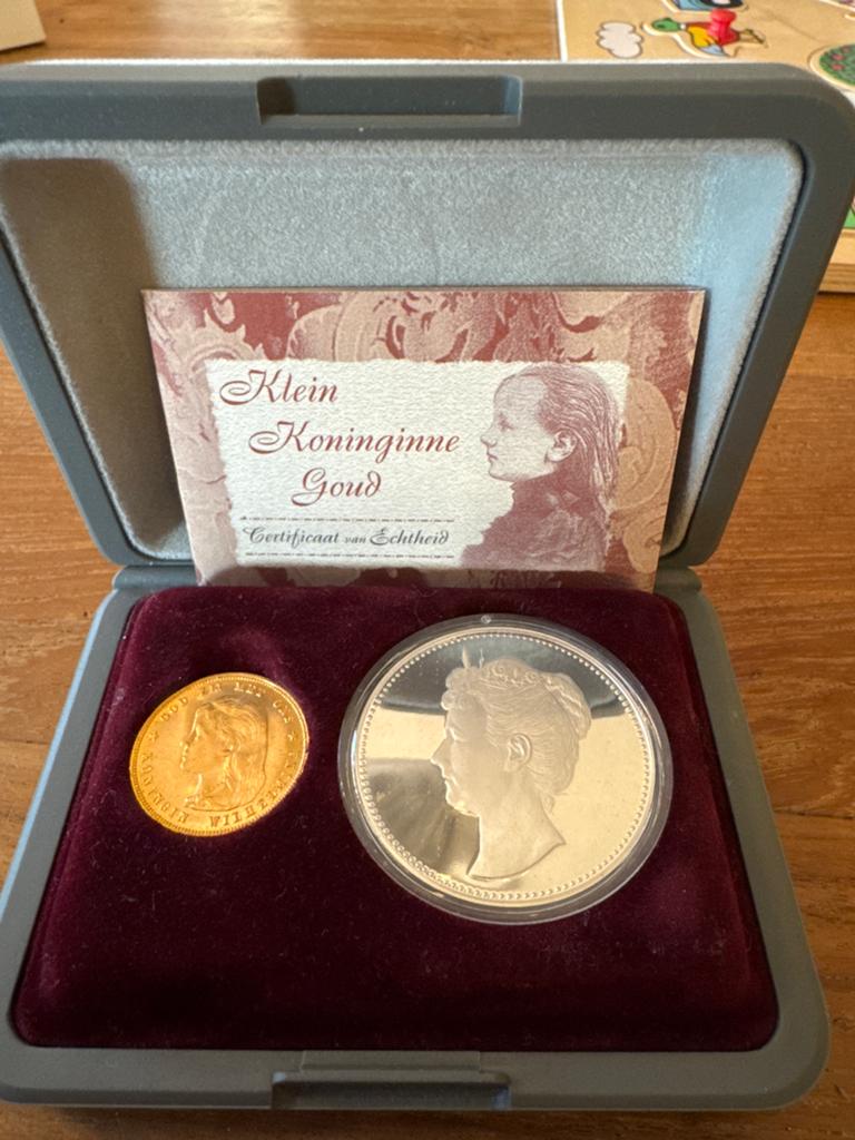 Klein Koninginne Goud Set - Gouden Munt & Zilveren Medaille, Postzegels en Munten, Munten | Nederland, Ophalen, Setje, Koningin Wilhelmina