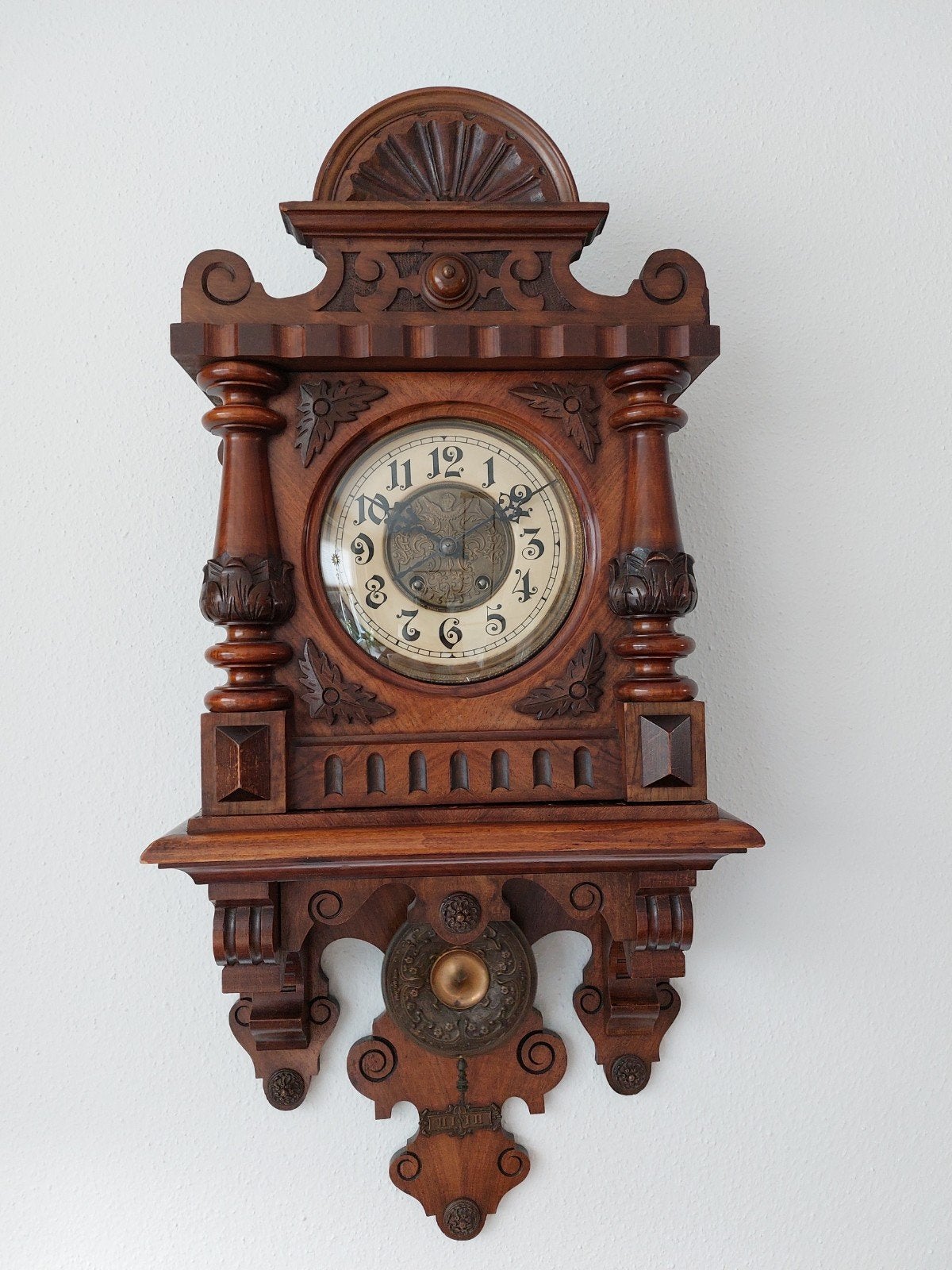 Antieke houten wandklok met gedetailleerd houtsnijwerk, Ophalen of Verzenden