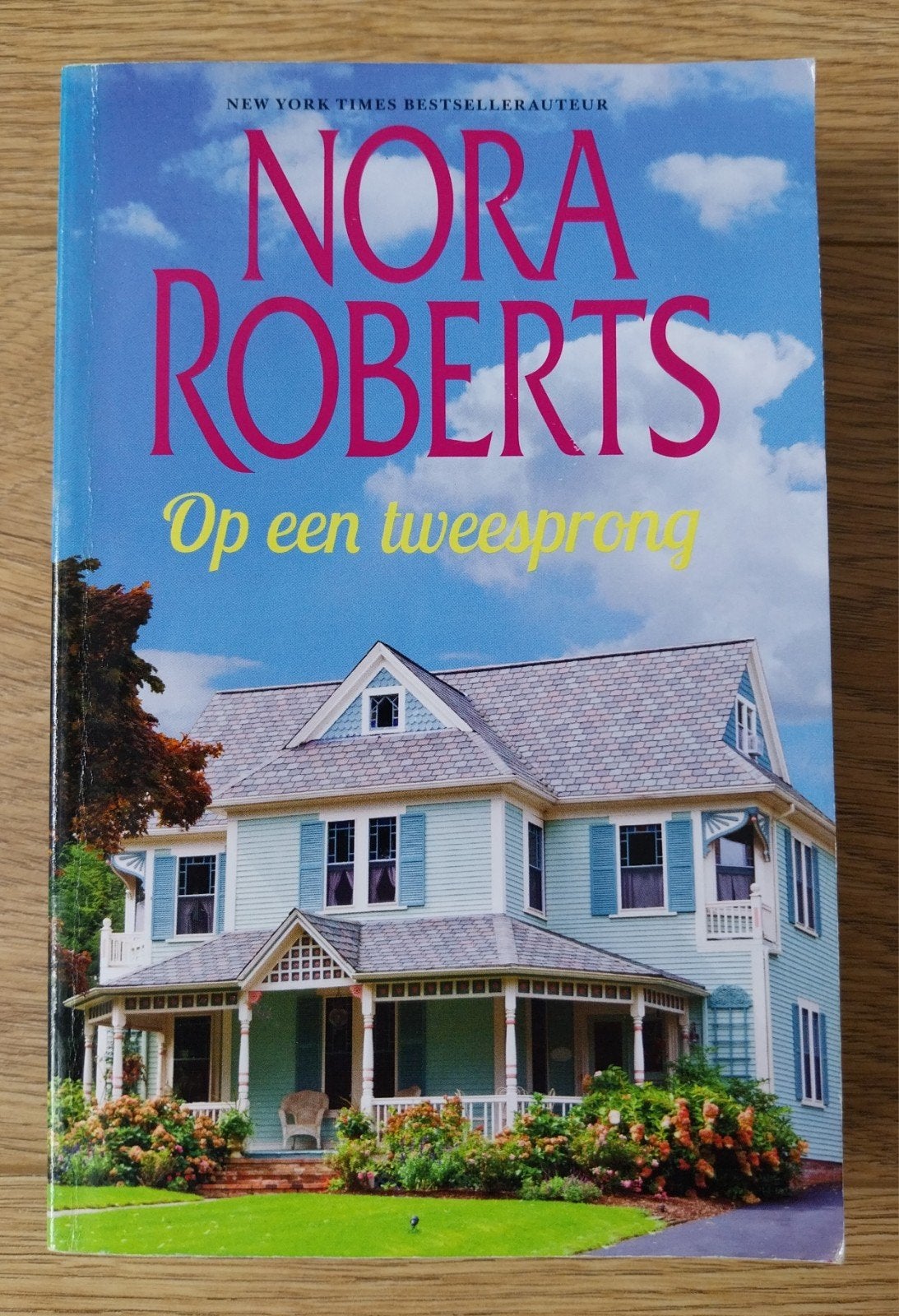 Nora Roberts, Op een tweesprong, Ophalen of Verzenden, Gelezen