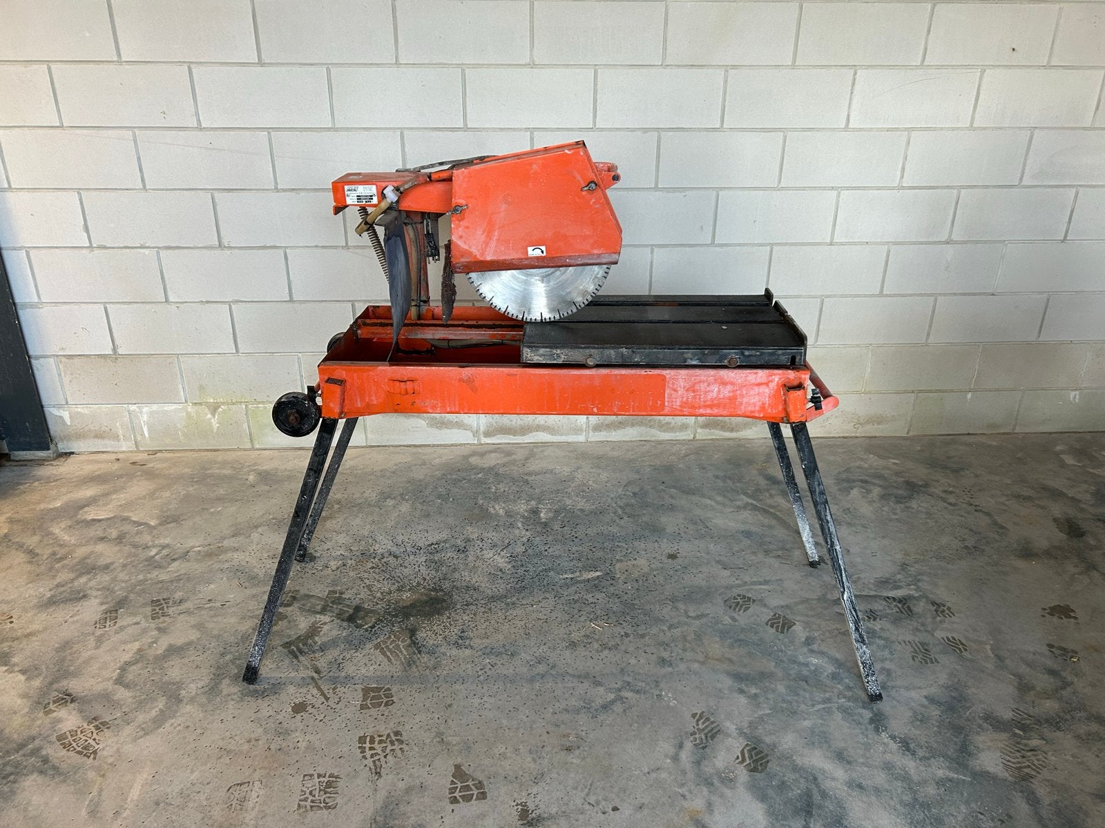 TE HUUR: Professionele steenzaagtafel voor al uw zaagwerk, Gebruikt, 70 mm of meer, Overige typen, Ophalen of Verzenden