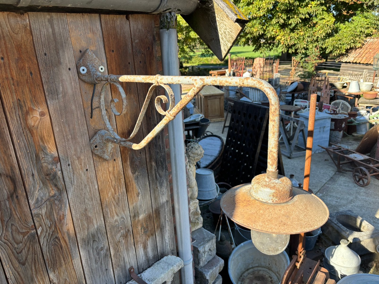 Oude buitenlamp gietijzeren voetjes smeedijzeren frame, Ophalen
