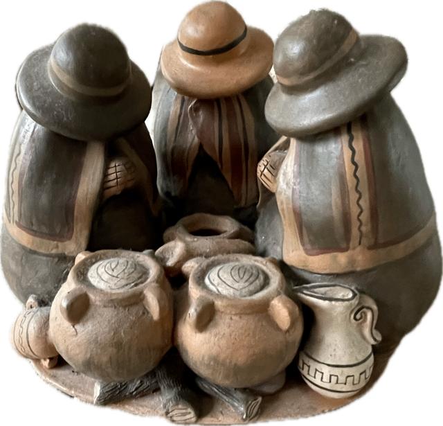Vintage terracotta beeldje uit Peru 3 mensen in klederdracht, Ophalen