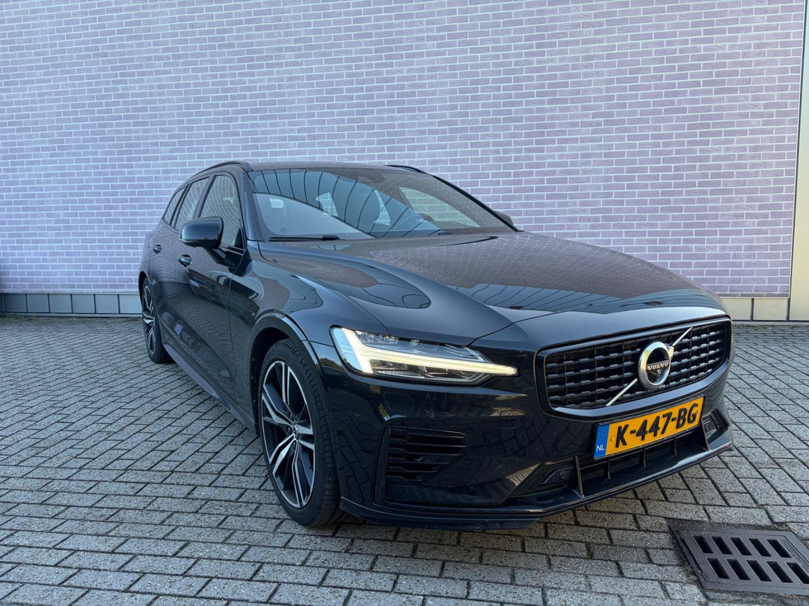 Volvo V60 2.0 T6 Recharge AWD R-Design | Plug-in Hybrid (PHE, Gebruikt, 4 cilinders, Leder en Stof, Hybride Elektrisch/Benzine