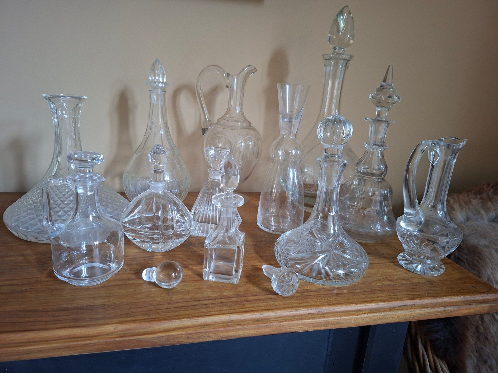 Collectie kristallen karaffen en kruiken, Ophalen