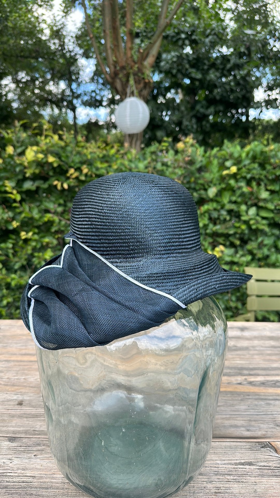 Mooie donkerblauwe hoed met witte rand, Kleding | Dames, Hoeden en Petten, Ophalen of Verzenden, Zo goed als nieuw