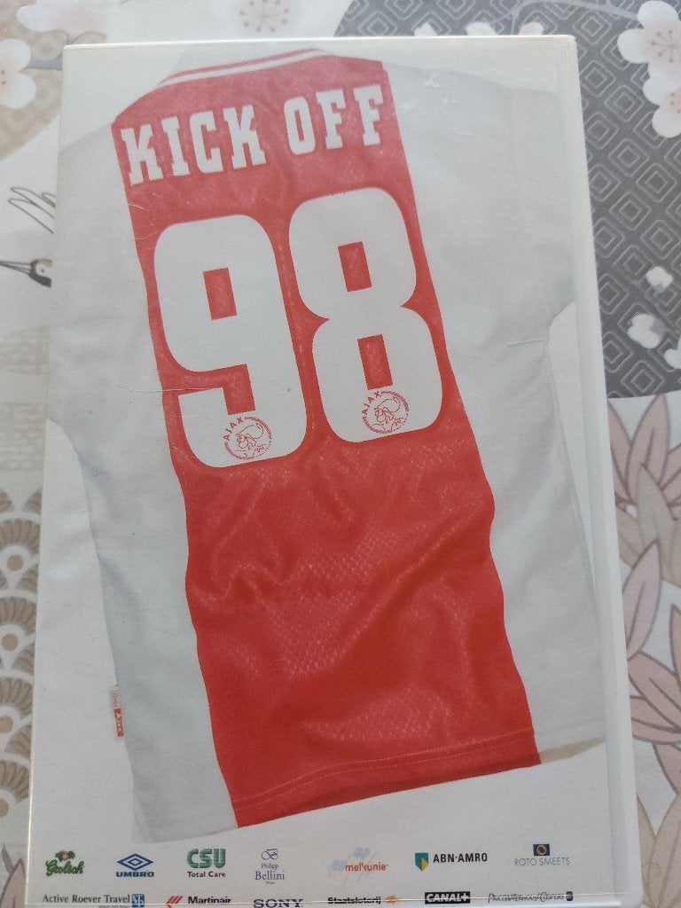 Videoband Kick off voetbal 1998 Ajax Amsterdam, Verzamelen, Ophalen, Gebruikt, Ajax