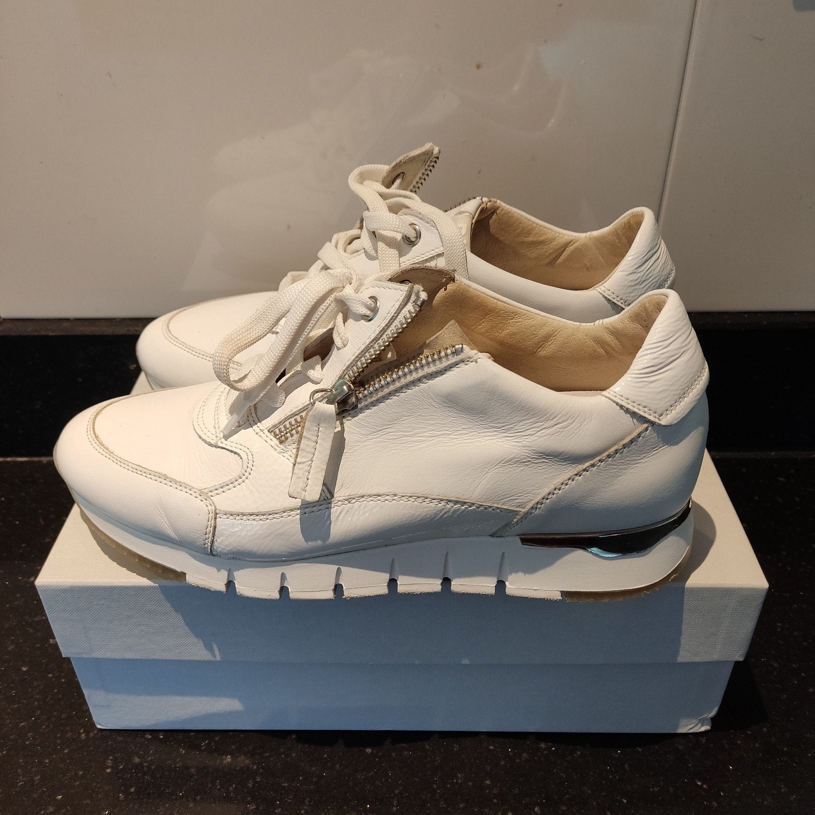 DLS Witte leren sneakers met ritsen - Maat 38/39, DLS, Wit, Ophalen of Verzenden, Sneakers of Gympen