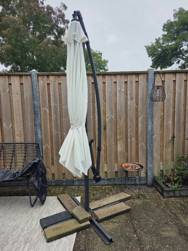 Zweefparasol 3 meter met beschermhoes en voet, Ophalen, Kantelbaar, 3 tot 4 meter, Zweefparasol
