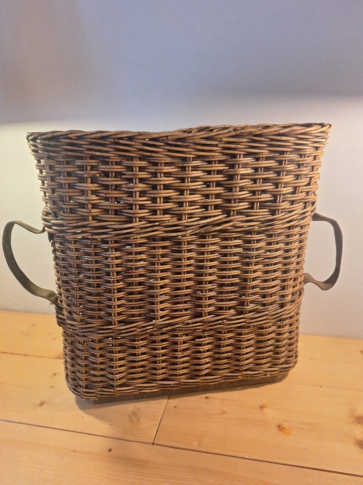 Vintage rieten mand met handvatten, Ophalen