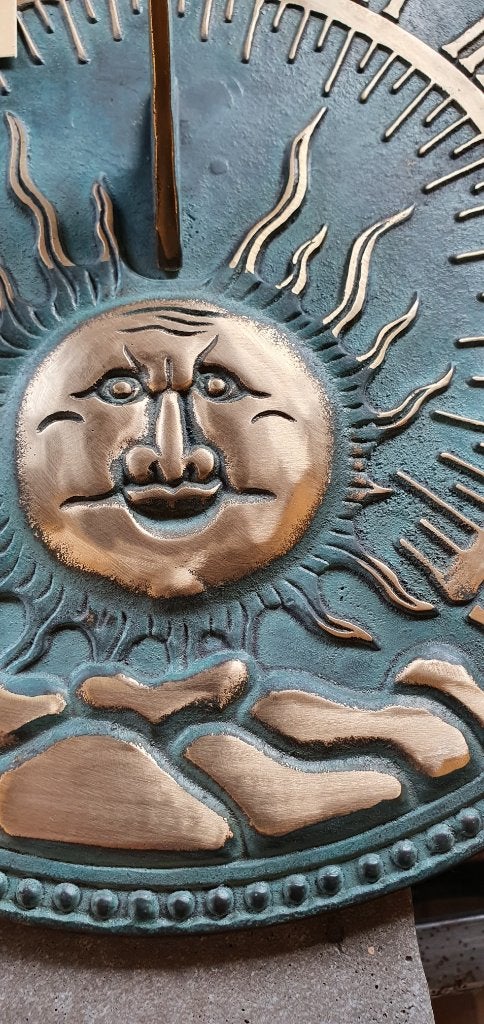 PLATTE BRONZEN ZONNEWIJZER / MUURHANGER, Tuin en Terras, Zonnewijzers, Huis en tuin decoratie Marie, Nieuw, Info@huisentuindecoratiemarie.nl