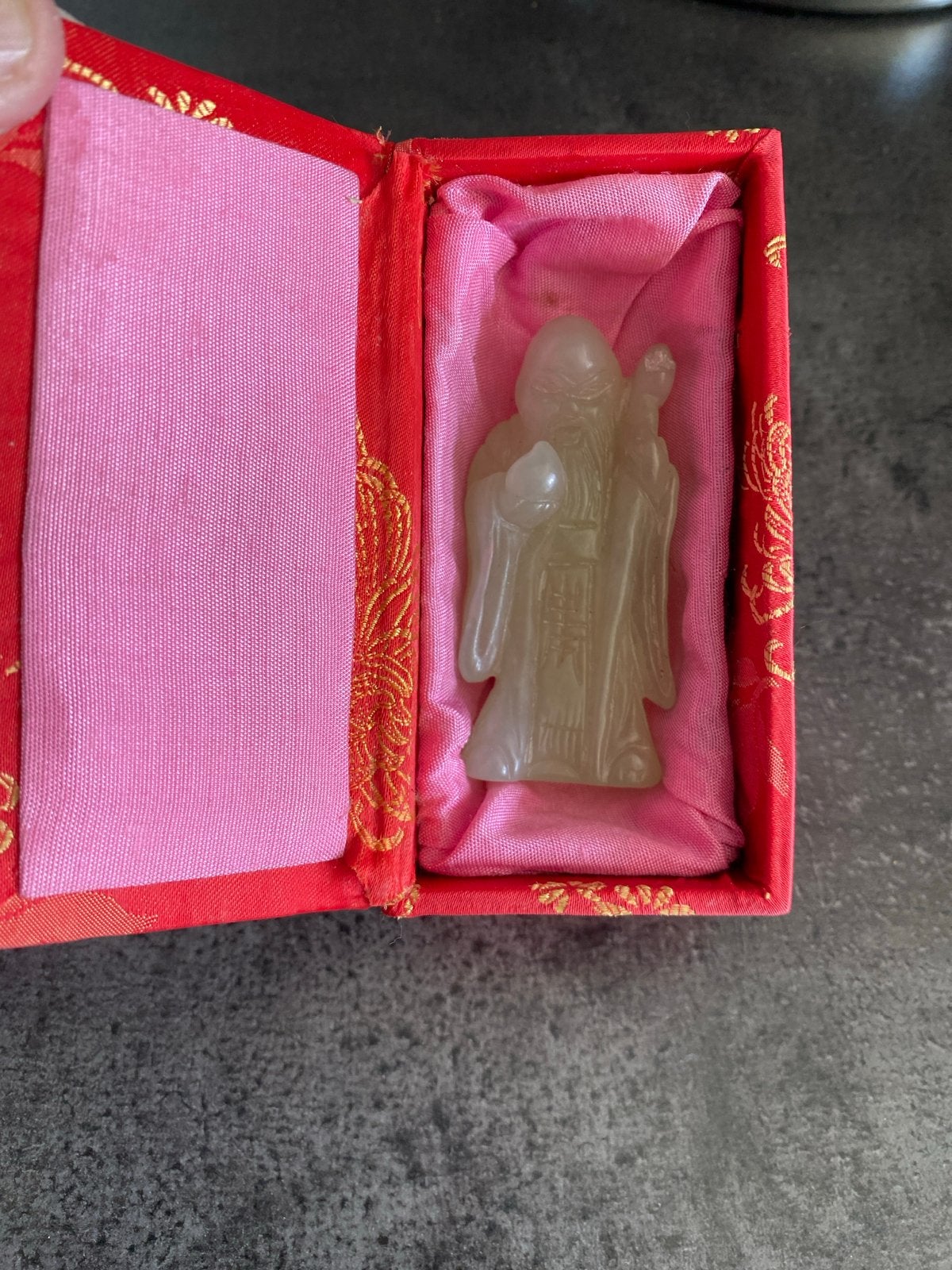 Oude Chinese Wijze Man Beeldje van Jade in Rode Doos, Ophalen of Verzenden, Zo goed als nieuw, Mens
