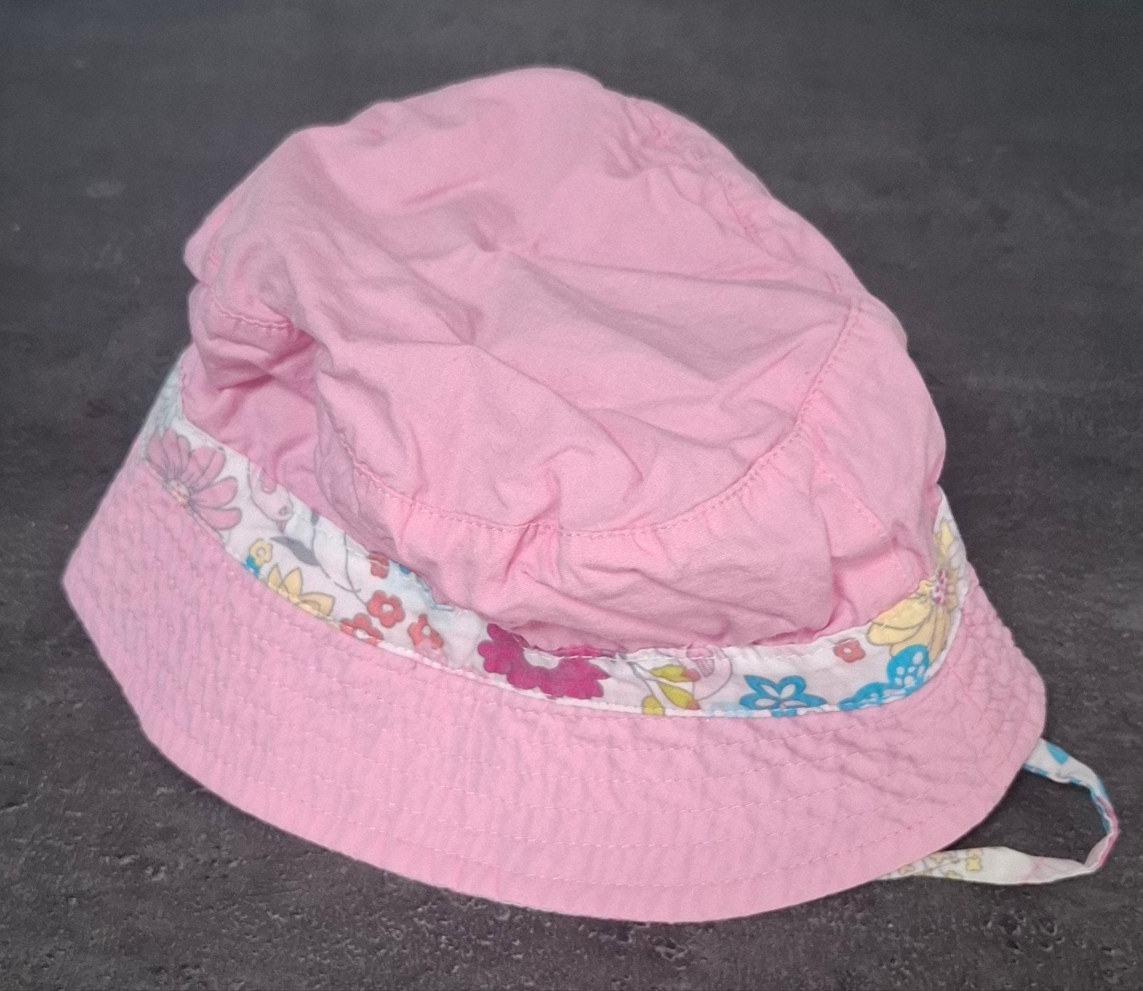 Roze babyhoedje met bloemenprint, Gebruikt, Meisje, Hoed, Ophalen of Verzenden