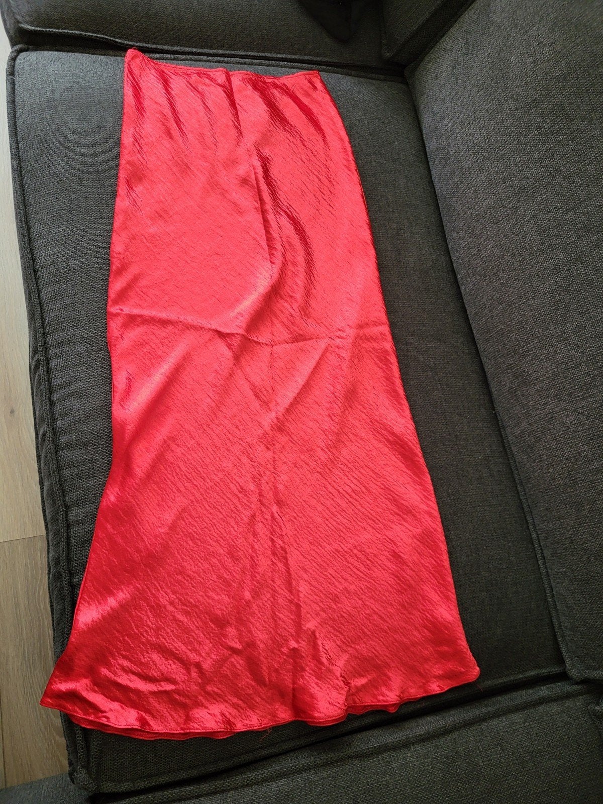 Rode Satijnen Midi Rok - Maat 36 (S), ASOS DESIGN, Ophalen of Verzenden, Zo goed als nieuw, Maat 36 (S)