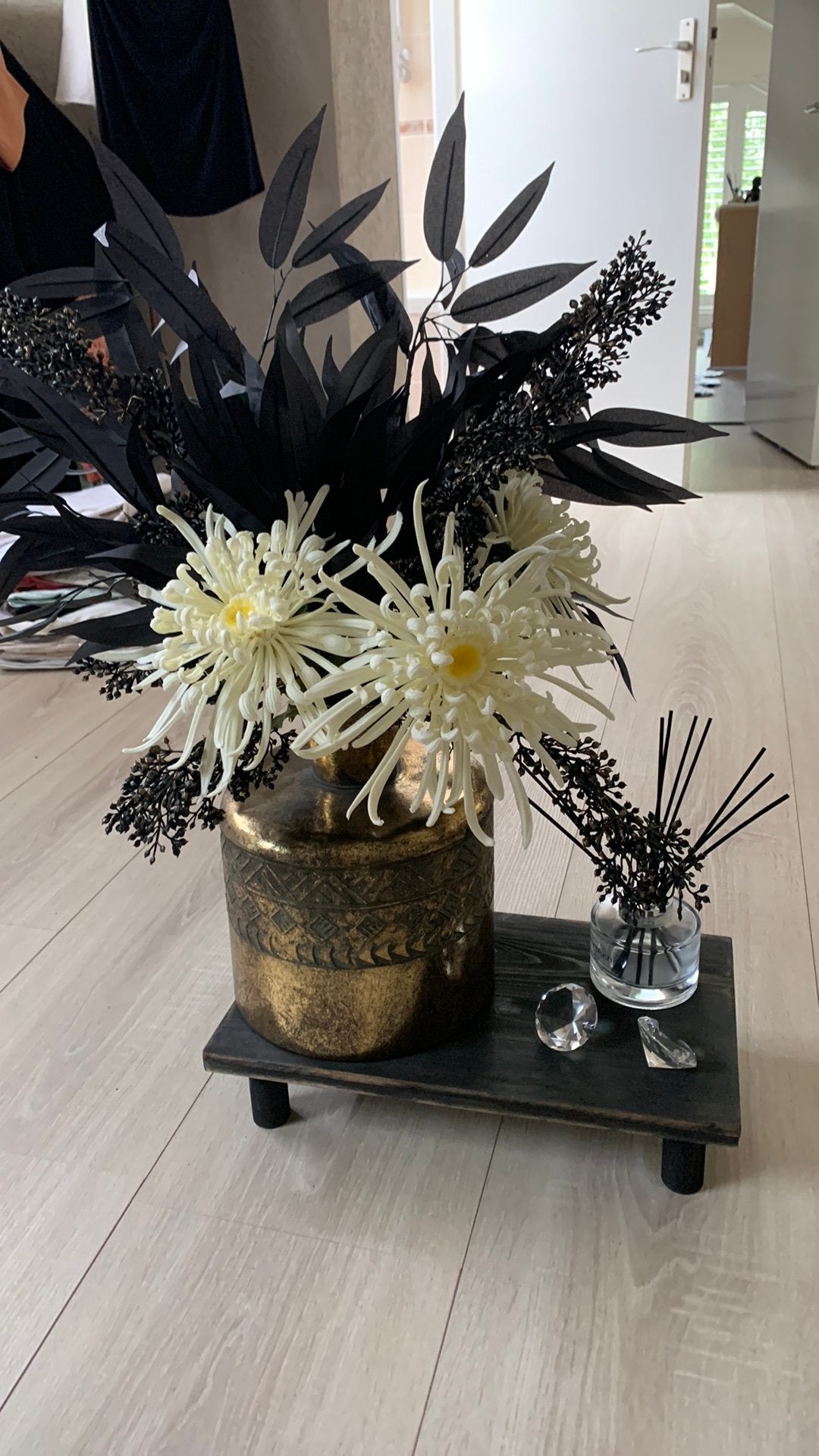 Gouden vaas met zijden bloemen en opzet tafel zwart hout, Ophalen, Zo goed als nieuw, Binnen, Inclusief kunstbloemen