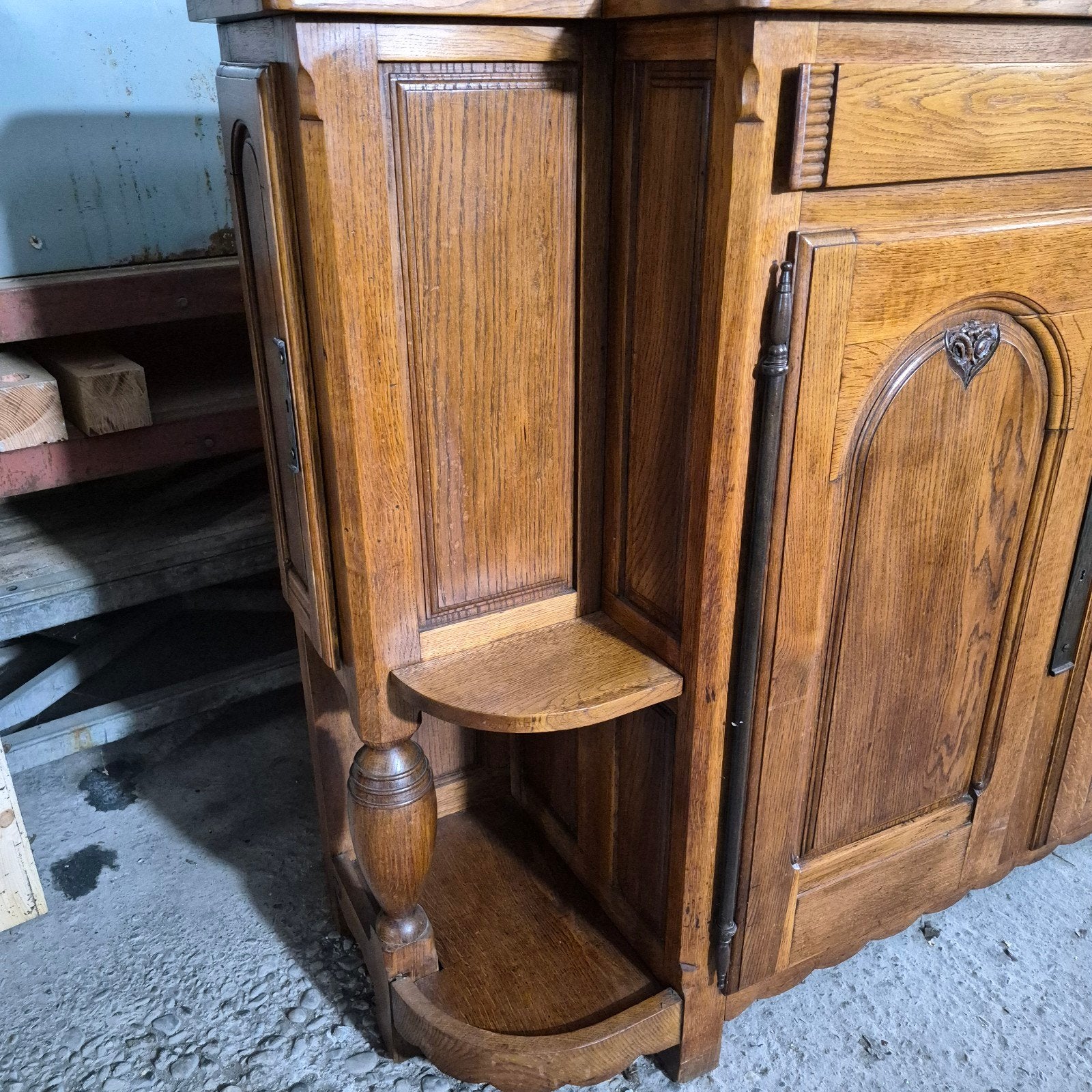 Foto 2 van Nette eikenhouten kast met veel bergruimte