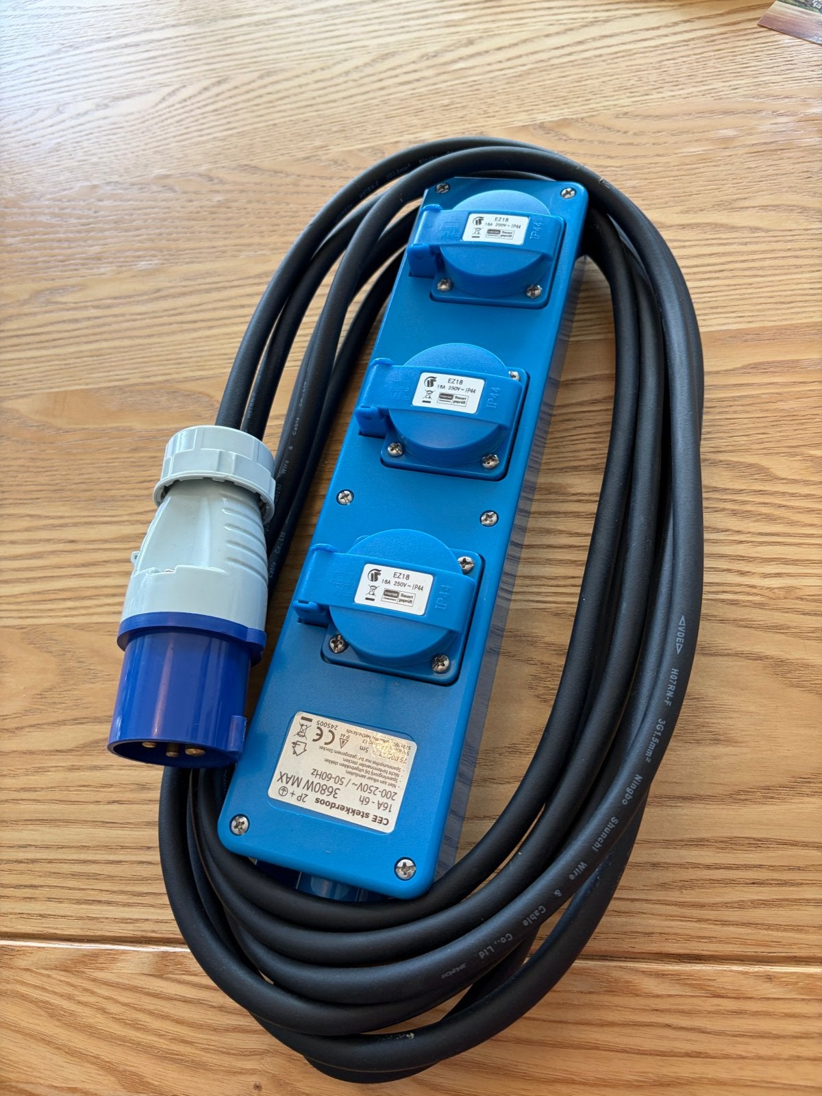 CEE stekkerdoos met 3 stopcontacten en 5 meter snoer, Ophalen of Verzenden, Gebruikt, Stekkerdoos