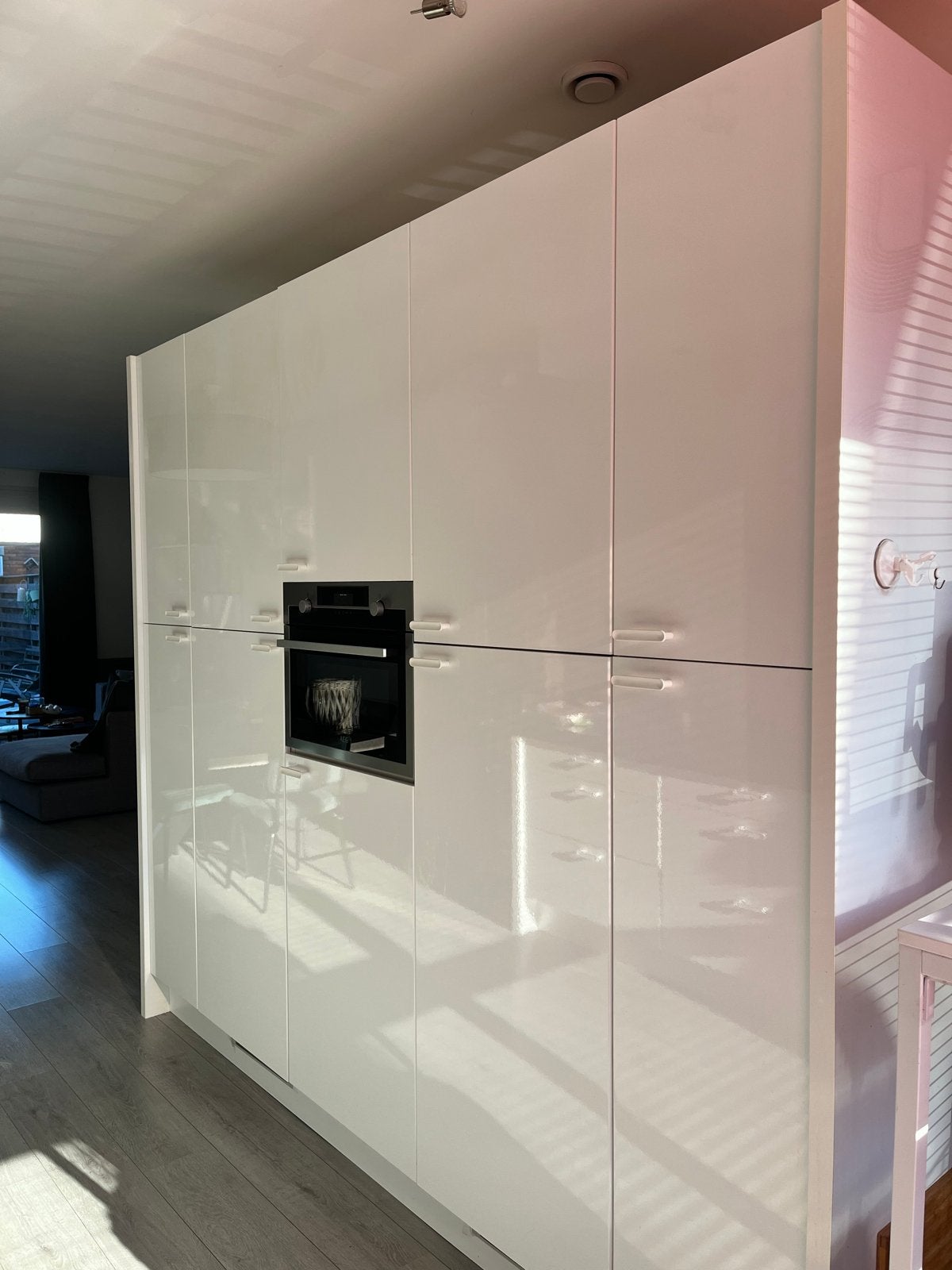 Moderne Hoogglans Witte Keuken met Zwart Werkblad, Ophalen, Gebruikt, Wit, Graniet of Steen