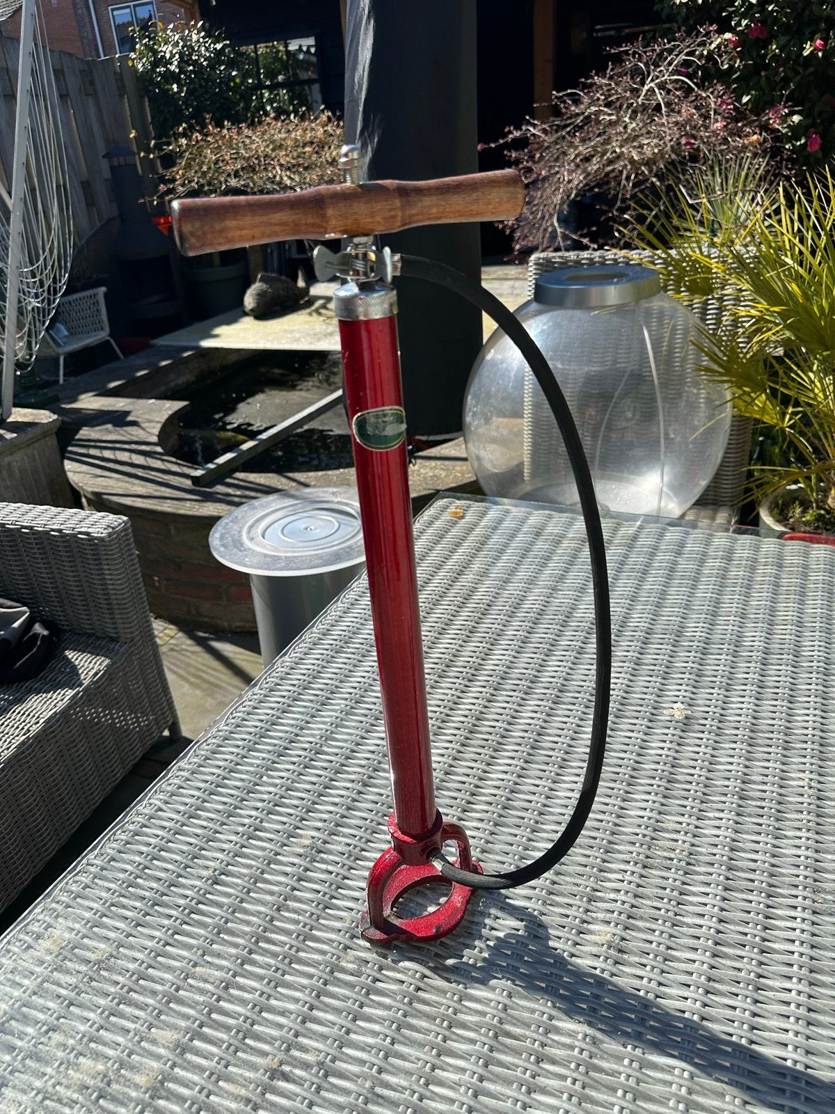 Vintage rode fietspomp met houten handvat, Fietsen en Brommers, Ophalen of Verzenden, Gebruikt