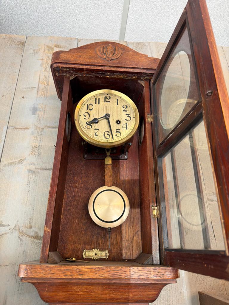 Antieke houten wandklok met slinger, Ophalen