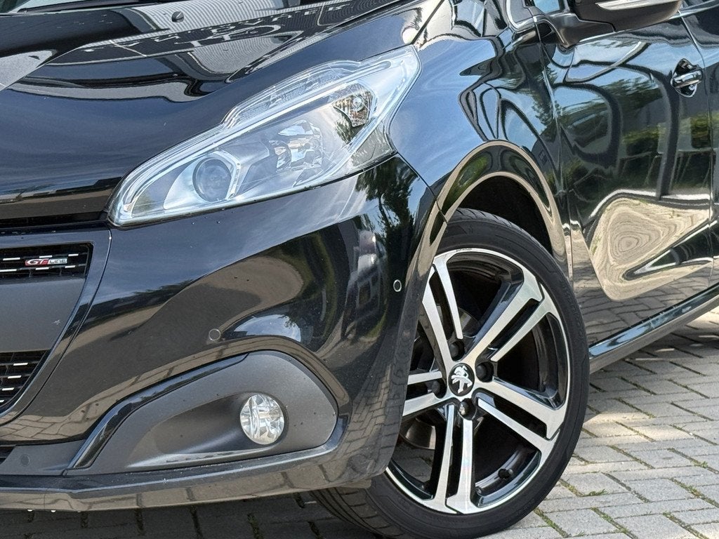 Peugeot 208 1.2 PureTech GT-Line / AUTOMAAT / PANORAMA / CAM, Auto's, Peugeot, Gebruikt, Euro 6, Leder en Stof, Zwart