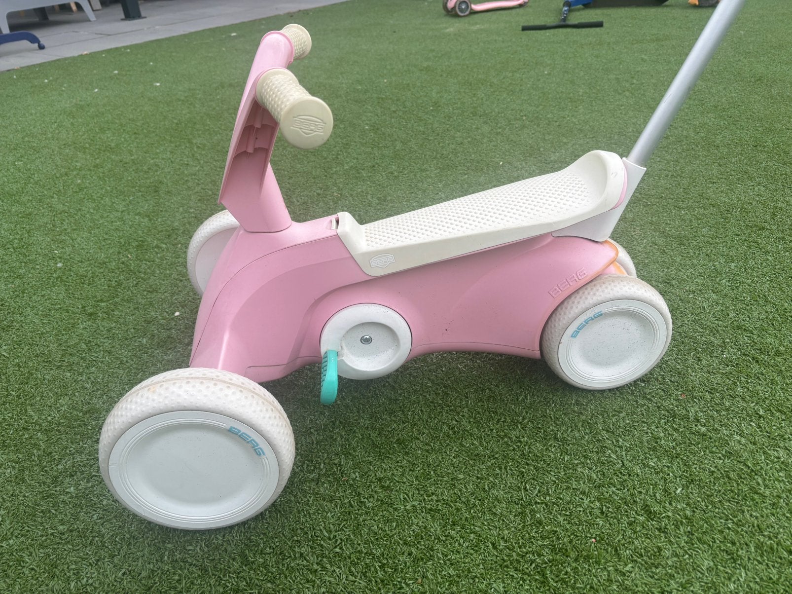 Berg go2 roze met duwstang, Kinderen en Baby's, Speelgoed | Buiten | Voertuigen en Loopfietsen, Ophalen, Gebruikt, Trapvoertuig