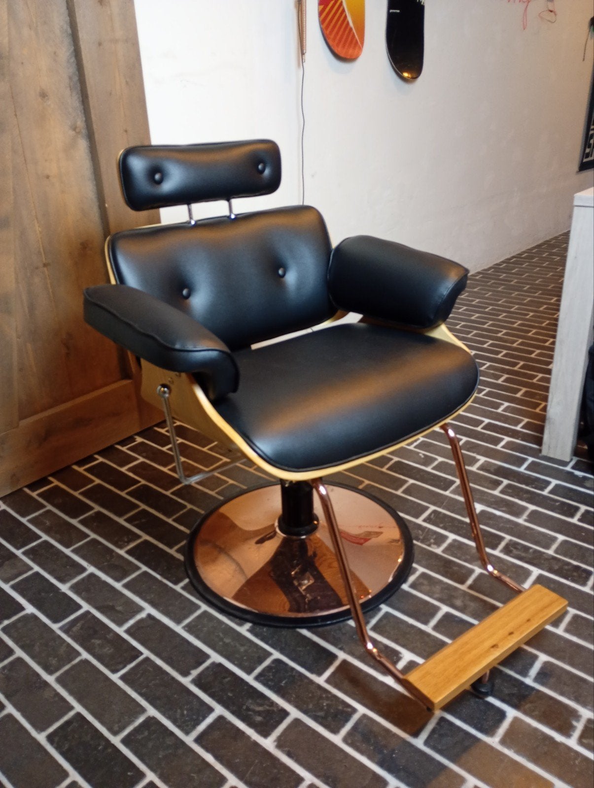 Kappersstoel met houten details en zwart lederen bekleding, Modern, Vintage, Zwart, Zo goed als nieuw, Eén