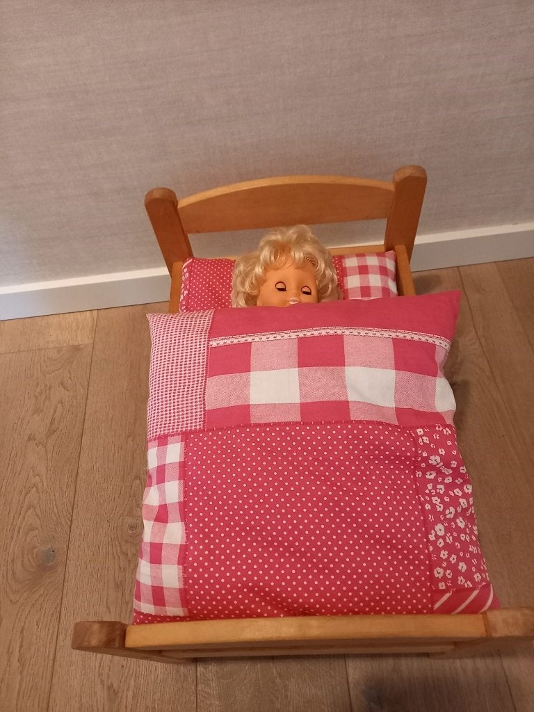 Houten poppenbedje met beddengoed in goede staat, Kinderen en Baby's, Speelgoed | Houten speelgoed, Ophalen, Gebruikt, Overige typen