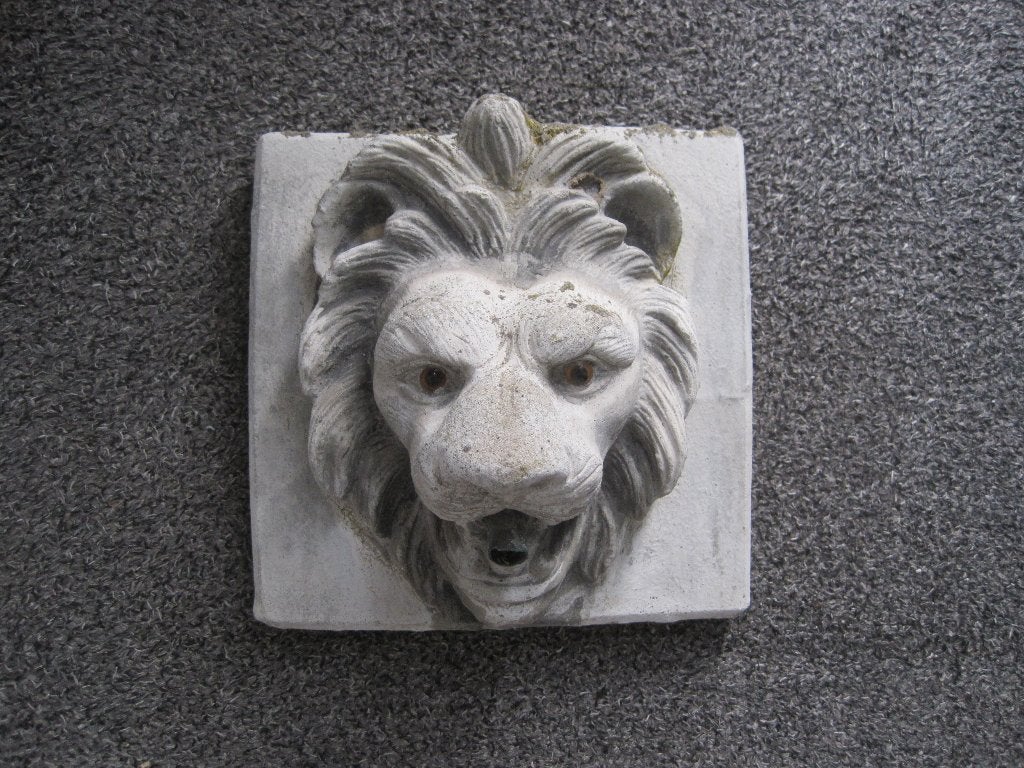 Oude stenen betonnen LEEUW wand ornament waterspuwer 22x22cm, Tuin en Terras, Ophalen, Zo goed als nieuw, Beton, Waterornament