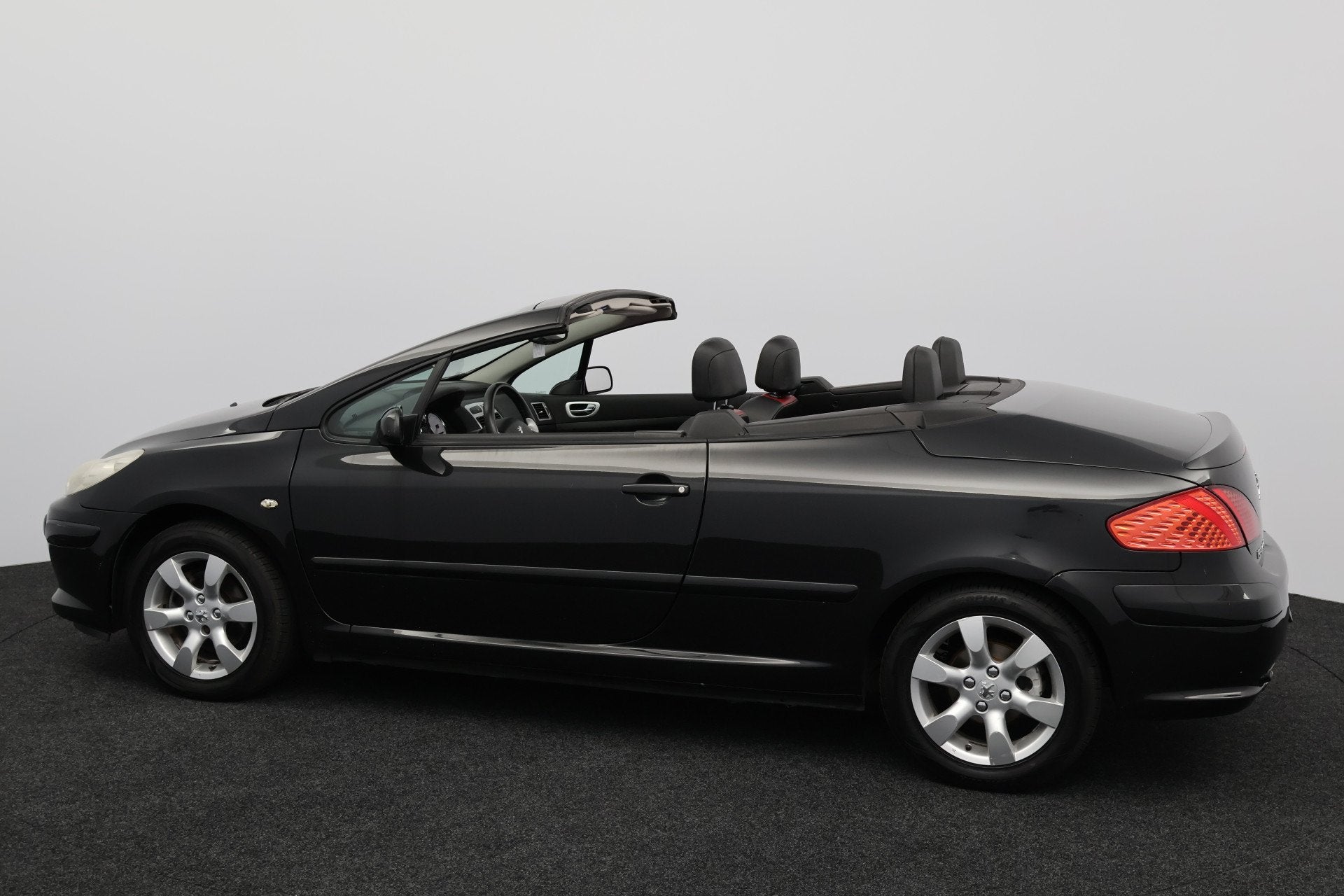 Peugeot 307 CC 2.0-16V/ Automaat!/ Leder/ Elek. Kap/ Stoelve, Gebruikt, Zwart, 4 cilinders, Cabriolet