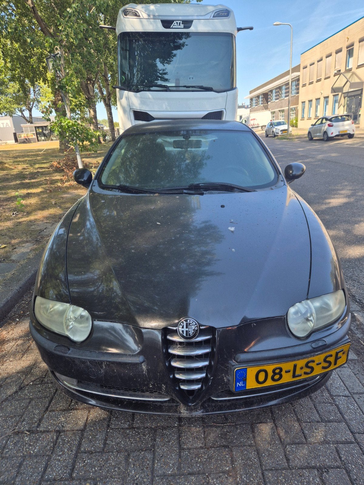 Alfa Romeo 147 1.6 T.spark 16V 77KW 3DR 2003 Zwart, Auto's, Voorwielaandrijving, 4 cilinders, 1165 kg, 400 kg