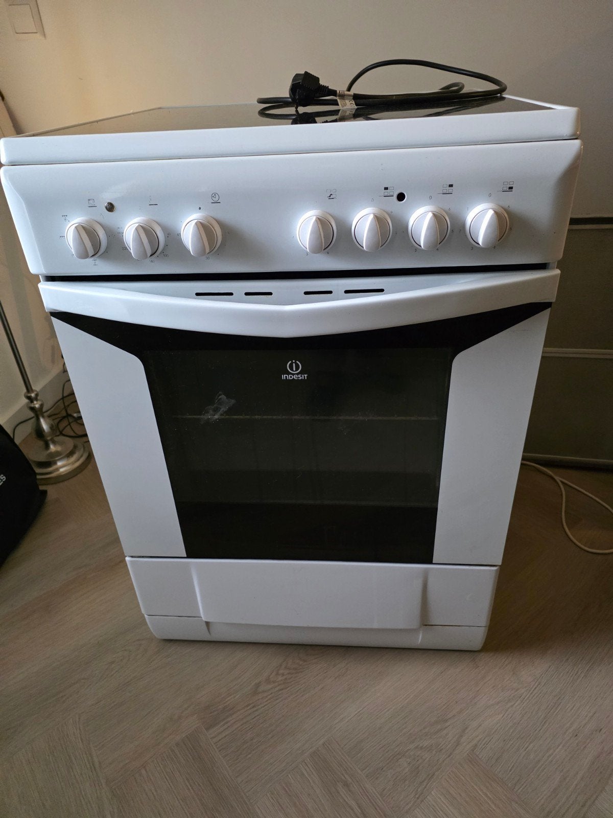 Indesit Vrijstaand Keramisch Fornuis met Oven, Witgoed en Apparatuur, Fornuizen, Ophalen, Gebruikt, 60 cm of meer, Keramisch
