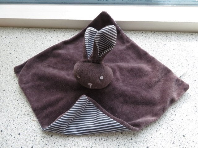 Knuffeldoek konijn merk Bambino Kruidvat donkergrijs streep, Grijs, Konijn, Ophalen of Verzenden, Zo goed als nieuw