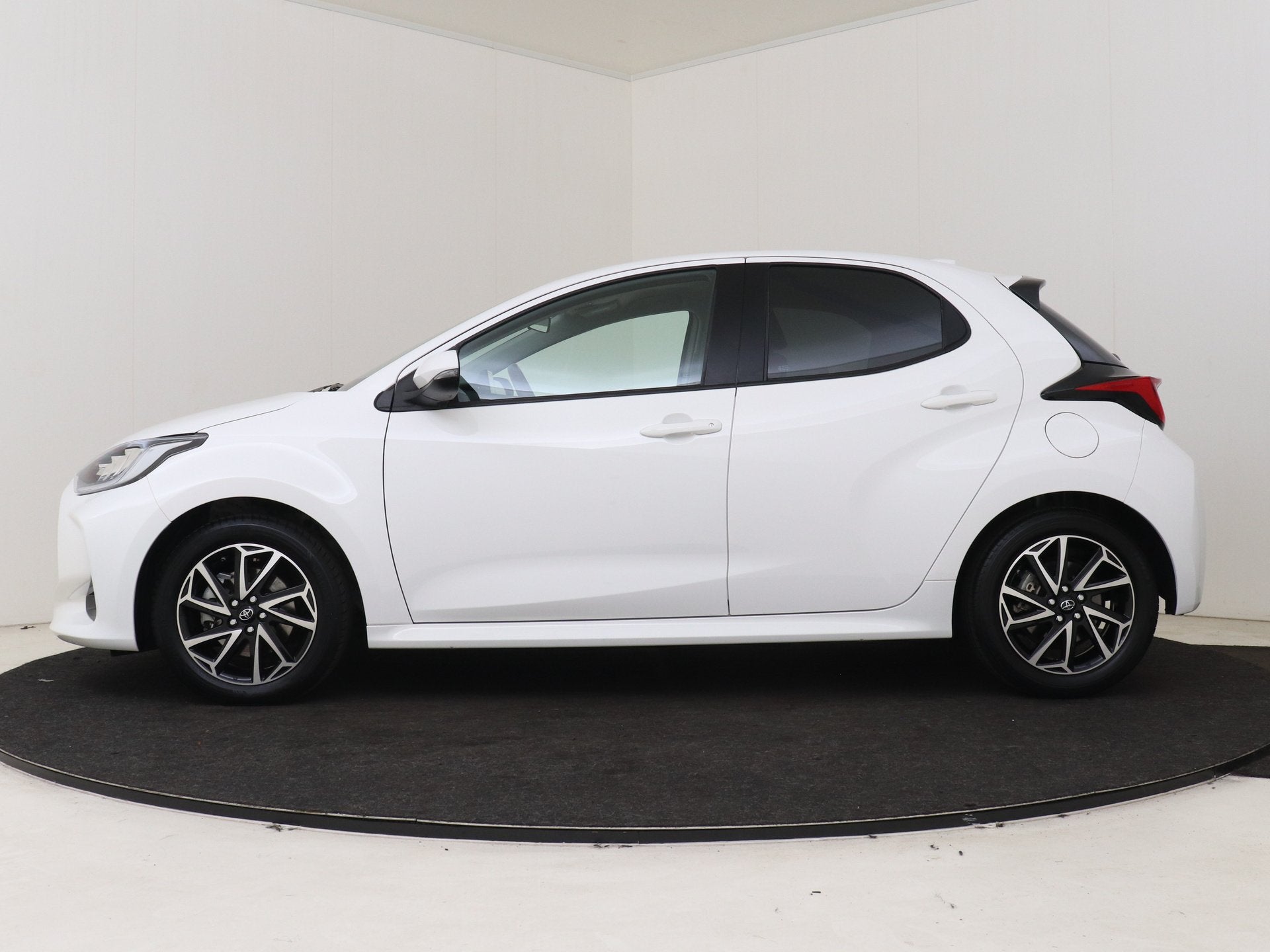 Toyota Yaris 1.5 Hybrid Dynamic | Dealer onderhouden | Navig, 12 maanden, Gebruikt, Bedrijf, Hybride Elektrisch/Benzine