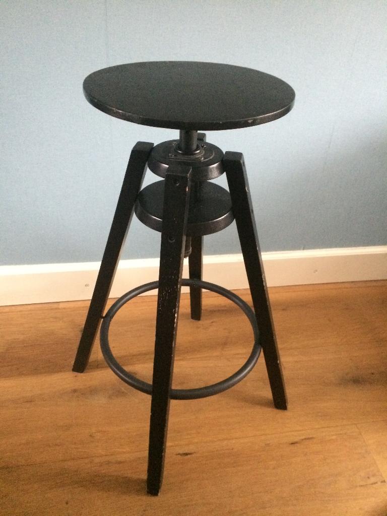 Ikea dalfred barkruk zwart in hoogte verstelbaar 63-74 cm, Ophalen, 60 tot 90 cm, Zo goed als nieuw, In hoogte verstelbaar